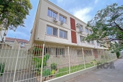 APARTAMENTO GARDEN 3D | MENINO DEUS&lt;BR&gt;&lt;BR&gt;Vende espaçoso apartamento térreo, 3 dormitórios, banheiro social, living, cozinha, área de serviço, dependência de empregada, banheiro auxiliar,