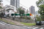 AMPLA casa em localização privilegiada do bairro Rio Branco com 5 dormitórios sendo 2 suítes, living 2 ambientes com terraço, sala de jantar com lareira, copa, estar intimo com bar, 5 banheiros, patio