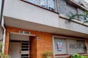 Apartamento muito perto da sogipa e da assis Brasil - rua Pedro Americo, rua calma, arborizada, predio pequeno. &lt;BR&gt;&lt;BR&gt;Apartamento com 2 dormitórios, sala de estar e jantar, cozinha ampla