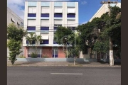 Apartamento semimobiliado com  2 dormitórios, no bairro Praia de Belas, em Porto Alegre/RS. Living para 2 ambientes, banheiro social, cozinha, área de serviço. Prédio com salão de festas, churrasqueir