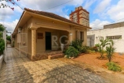 Casa 3 dormitórios no bairro Partenon. Living 2 ambientes, 3 banheiros, 3 vagas descobertas, pátio com piscina. Próxima a PUCRS, Carrefour e Avenida Ipiranga. Estuda dação. Ligue para mais informações