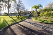 Casa em tradicional condomínio de alto padrão na zona sul de Porto Alegre. &lt;BR&gt;Em dois terrenos amplos, a casa assinada pelo conceituado arquiteto Octavio Raja Gabaglia, criador e defensor do ch