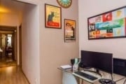 Excelente apartamento no bairro Farroupilha, com 2 quartos, sendo 2 suítes, e 3 banheiros no total, todo reformado com duas suites e closet. Tem como fazer o terceiro quarto. Hidráulicas e eletrica to