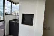 Apartamento a venda no Bairro Auxiliadora com 51m² de área privativa, 1 dormitório, 1 vaga coberta, amplo living com sacada integrada e churrasqueira. Na rua Felipe Neri com Silva Jardim, próximo a Av