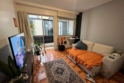 Excelente apartamento na Rua Duque de Caxias 693, com sacada e aquecedor a gás, bem iluminado e arejado. Prédio com elevador. &lt;BR&gt;&lt;BR&gt;Atualmente alugado por R$ 890,00