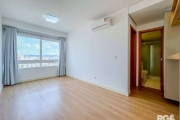 Apartamento de 44m², semimobiliado, 1 dormitório, living de 2 ambientes, cozinha planejada e equipada com armários, área de serviço integrada, churrasqueira, 1 banheiro social, 1 vaga de garagem. Disp