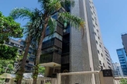 Apartamento localizado em uma das áreas mais desejadas da cidade, próximo à Avenida Carlos Gomes. Esta é uma oportunidade única para quem busca um lar que combine conforto, espaço e praticidade.&lt;BR