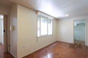 A poucos metros da Érico Veríssimo e Azenha, excelente apartamento 01 dormitório, com armário e ventilador de teto, living 2 ambientes,  piso parquet, cozinha com armários e mesa retrátil, área de ser