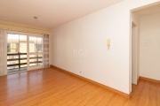 Apartamento localizado no bairro Partenon, com 67m² no 4º andar. Imóvel com 2 dormitórios, sala de estar/jantar, cozinha, banheiro social, área de serviço e pisos em cerâmica. Imóvel com posição solar