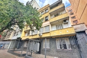 Apartamento 2 dorminotórios em ótima localização na Demétrio Ribeiro, possui sala, cozinha com área de serviço e banheiro social, fica com split. Recentemente reformado. Condomínio enxuto junto a todo