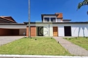 Imponente casa de luxo em condomínio exclusivo de Alphaville, Santana de Parnaíba-SP: 4 quartos, 4 suítes, 3 salas, 8 banheiros, 10 vagas de garagem e 620m² de área.