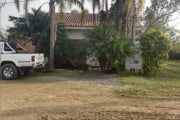 Terreno amplo medindo 10 x 50 com árvores frutíferas e  com uma bela casa com 14 peças, localizado na Ponta Grossa, lugar calmo. Ótimo para investidores. Venha Conferir!