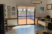 Cobertura comercial ampla e de frente com 112m² privativos, com terraço  que possui uma churrasqueira, 2 banheiros , uma sala já com divisória, bem iluminada, Ótima localização no bairro azenha, prédi