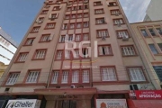 Excelente apartamento bem localizado no Centro Histórico de Porto Alegre. &lt;BR&gt;&lt;BR&gt;Pé direito de 3 metros. Quatro dormitórios, sendo um deles suíte com chuveiro elétrico, todos bem iluminad