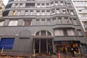 Sala comercial à venda em Porto Alegre no Centro histórico, com 99m² privativos, no 5º andar, de frente pra vigário, dois salões, dois banheiros, cozinha e sacada com vista para igreja do Rosario. Óti