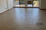 Ótima sala comercial de 42m²  no Bom Fim! Sala ampla, bem iluminada e ventilada, com lavabo e ótimo estado de conservação. Possui 1 vaga de garagem escriturada. Condomínio com portaria 24h, sistema de