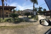 Excelente casa térrea com condomínio fechado, PTIMO POSICIONAMENTO SOLAR com excelente localização. Com  2 dormitórios, sala ampla, banheiro, pátio na frente e nos fundos, condomínio com infraestrutur