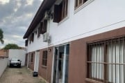 Lindo sobrado, 3 dormitórios, 2 banheiros com uma vaga de garagem em excelente localização perto de mercado, farmácia, condução. Proprietária estuda deixar a cozinha sobre medida, a casa fica com todo