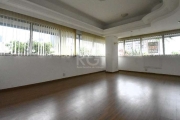 - SALA COMERCIAL - Imóvel  36,80 m², piso em  laminado, posição lateral, quinto andar com elevadores, 1 lavabo, 1 vaga de box coberta N 2 (o valor do box é separado), portaria 24 horas. Localizado nas