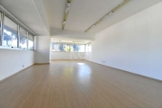 - SALA COMERCIAL - Imóvel com 58 m², 1 lavabo, piso laminado, posição de frente, terceiro andar (pavimento 4) com elevadores, portaria, 1 vaga de box coberta N. 75 (o valor do box é separado). Localiz