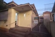 Vende  casa  com excelente localização no bairro São João.  4° Distrito em rua movimentada. 3 dormitórios, living dois ambientes, cozinha, banheiro, dependência completa,  pátio e espaço para 4 carros