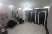 Coliseu vende andar com excelente localização na região central, com divisórias compondo um conjunto de 4 salas, piso parquet, dois banheiros,, copa, 4 ares condicionados de 36000 btus cada. &lt;BR&gt