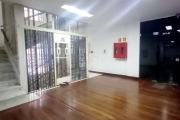 Ótima sala comercial no Edifício Bragança, no Centro, desocupada, de frente, andar alto. Possui 2 janelas grande. Edifício tradicional no Centro, com 2 elevadores, portaria em horário comercial. Local