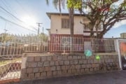 Coliseu Vende Casa ampla com 3 dormitórios,  2 banheiros, cozinha ampla, 3 vagas  em localização estratégica ( Aparício borges x Bento Gonçalves) no Bairro Glória, podendo ser destinada para uso comer