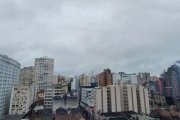 Vende sala em andar alto na região central, piso porcelanato, divisória, banheiro, arejada e iluminada.&lt;BR&gt;&lt;BR&gt;Condomínio oferece: Portaria 24 horas com identificação, elevadores modernos,