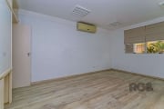 Sala comercial a venda no Bairro Menino Deus. Com boa luminosidade, onde ficam armários sob medida. Localização privilegiada na rua Itororó bem próximo ao hospital Menino Deus e a poucos metros da Av.