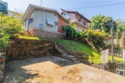 Bem-vindo a esta casa de 03 dormitórios, situada na região mais elevada do condomínio, oferecendo uma vista privilegiada e uma atmosfera única. Ao adentrar, você é recebido por uma espaçosa sala de es