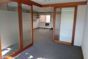 Ótima sala comercial no bairro Petrópolis, fundos, semi mobiliada,  com 59m² privativos. Possui sala ampla com divisórias internas proporcionando vários ambientes, cozinha compacta, e banheiro. Imóvel