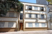 Amplo apartamento na frente do Hospital de Clínicas, de frente, com 103m² privativos, sol da manhã, de 3 dormitórios e dependência. Possui hall de entrada, living amplo para 2 ambientes, 3 dormitórios