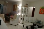 Em Florianópolis apartamento de dois dormitórios sala com sacada e churrasqueira, cozinha, área de serviço, salão de festa, garagem. tem inquilino mas sai logo.