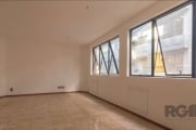 Excelente sala comercial com aproximadamente 33m² no bairro Moinhos de Vento. Imóvel com espaço amplo, piso cerâmico, ótima iluminação natural e banheiro social. Condomínio com elevador e portaria, lo