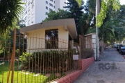 Ótimo apartamento, desocupado,  andar alto com vista, 01 dormitório, living 2 ambientes, cozinha,  área de serviço separada e banheiro social. Condomínio com portaria 24h, 2 elevadores, área verde, qu