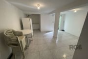 Casa em condomínio com  3 dormitórios (sendo 1 suíte),  living para 02 ambientes em porcelanato com lareira,  piso em laminado, lavabo, cozinha com teto de vidro, sala de jantar, 4 banheiros e sótão.&