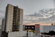 Apartamento de 3 dormitórios esquina com a Independência. Possui portaria e 2 elevadores somente para a área residencial. São apenas 3 apartamentos por andar.  Localizado no oitavo andar, possui um ha