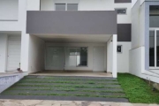 Linda Casa com três dormitórios sendo uma suíte com sacada e closet, cozinha ampla, living dois ambientes e com lareira, pé direito duplo, duas vagas de garagem coberta, condomínio com infra completa,