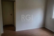 Amplo apartamento de 1 dormitório, sala, cozinha com área de serviço separada e banheiro. Primeiro andar, 1 lance de escadas, de fundos, sol da manhã. Baixo custo condominial. Vale a pena conferir! Ag