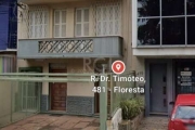 Excelente Apartamento com 2 dormitórios, de fundos, living 2 ambientes, cozinha área de serviço, e banheiro social. Localização ótima, junto a Cristóvão Colombo e pertinho do Parcão. Aceita Financiame