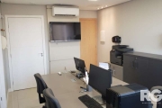 Sala localizada em belo prédio comercial, com maravilhosa vista para o Guaíba, localizada na avenida Getúlio Vargas. Com 54m² privativos, o imóvel fica no 11º andar e conta com: 3 salas de reuniões, 2