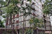 Apartamento a venda de 2 dormitórios, sala ampla 2 ambientes, banheiro social, cozinha, área de serviço, banheiro auxiliar, dependência de empregada. Hall de entrada, portaria 24 horas, circuito de tv