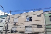 Apartamento 2 dormitórios de frente, com 75 metros privativos, desocupado, cozinha americana, reformado. Próximo a farmácias, supermercados . Marque sua visita.