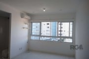 Excelente apartamento desocupado à Venda - Alto Petrópolis, 2 Quartos, 49 m2. Sobre o imóvel: Apartamento bem iluminado e arejado, com dois quartos, banheiro, living 2 ambientes em conceito aberto ,co