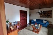 Cobertura ampla à venda, 3 dormitórios no bairro Jardim Lindóia, living com 2 ambientes, sala de jantar, sacada, cozinha e área de serviço, hall de entrada, banheiro social, 1 suíte, água quente e fri