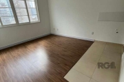 Ótimo apartamento JK no Centro, reformado, desocupado, lateral. Possui sala/dormitório com piso laminado, cozinha integrada, e banheiro com ventilação natural. Imóvel muito ventilado e iluminado. Esta