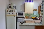 Aconchegante apartamento, com suíte, banheiro, cozinha e sala, ficando (em princípio) apenas os móveis do banheiro. Imóvel com baixo valor condominial e em excelente localização da Vila Ipiranga, na A