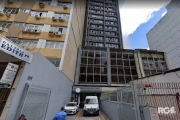 Sala comercial no bairro Centro em Porto Alegre. Sala com 42,50 m² de área privativa e 56,96 m² de área total, 10° andar, posição frontal lateral, posição solar manhã, 02 salas separadas, piso parquet