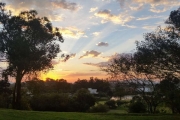 Esta será a vista do pôr do sol de sua varanda!! Excelente terreno , situado no ponto alto do condomínio Terra Ville. Vista deslumbrante para o campo de golfe, e para o Guaíba! Venha construir a casa 